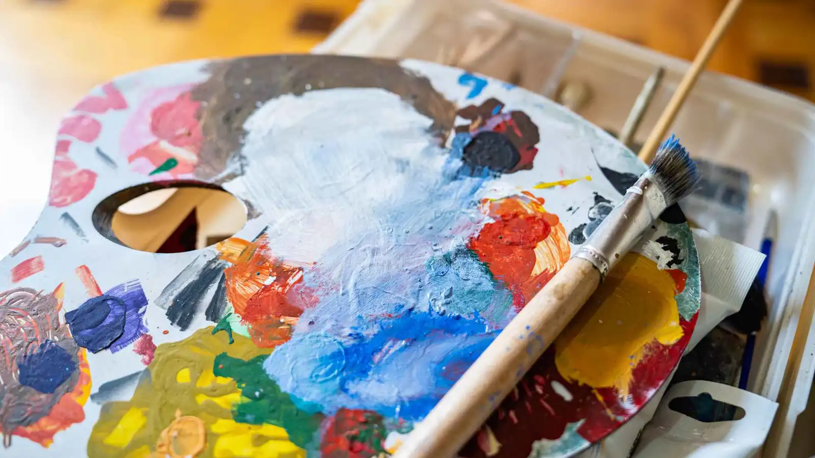 فنان الغبار.. شاب تركي يتحدى الإعاقة الحسية بلوحات خاصة (صور)