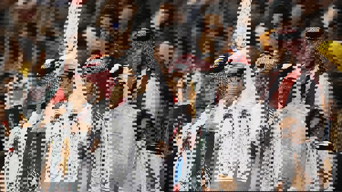 مشجعون قطريون يرفعون صورة مسعود أوزيل ويغلقون أفواههم ردًا على لاعبي ألمانيا (فيديو وصور)