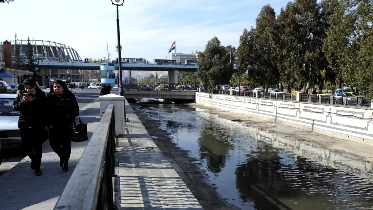 ظاهرة غريبة.. نهر بردى في دمشق يصطبغ باللون الأحمر