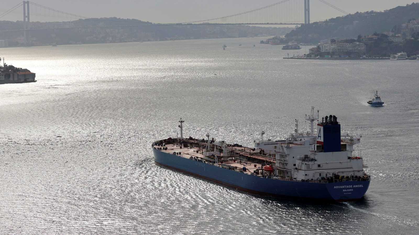 أوكرانيا تستهدف ناقلة نفط روسية في البحر المتوسط (فيديو)