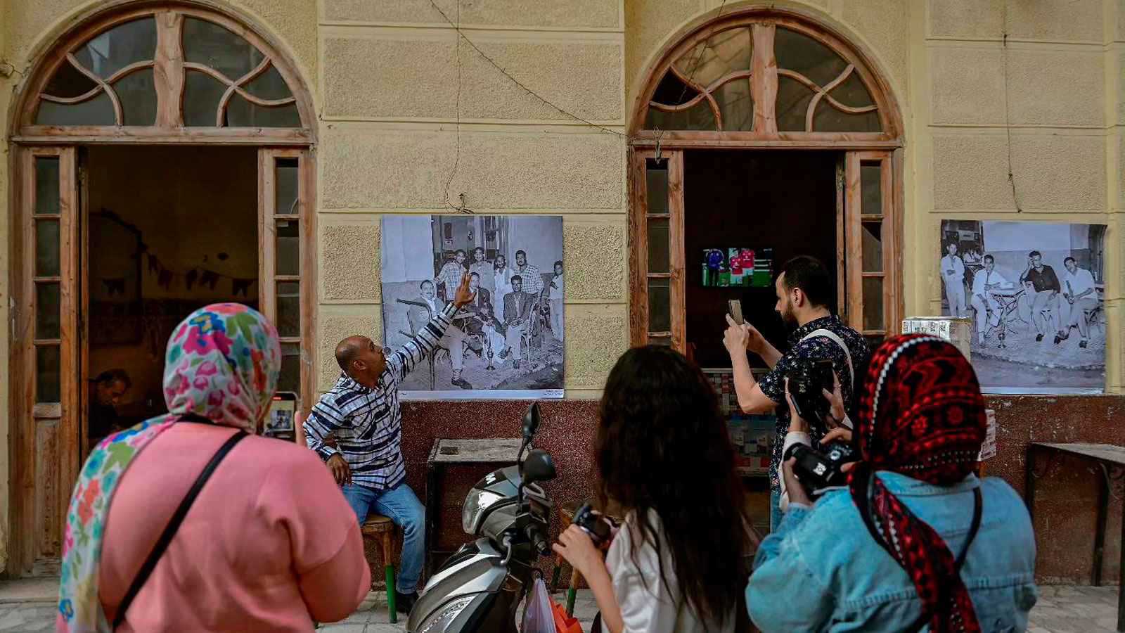 80 سنة من التوثيق الفوتوغرافي.. شوارع الإسكندرية تتزين بـ"أرشيف بدوي" (صور)