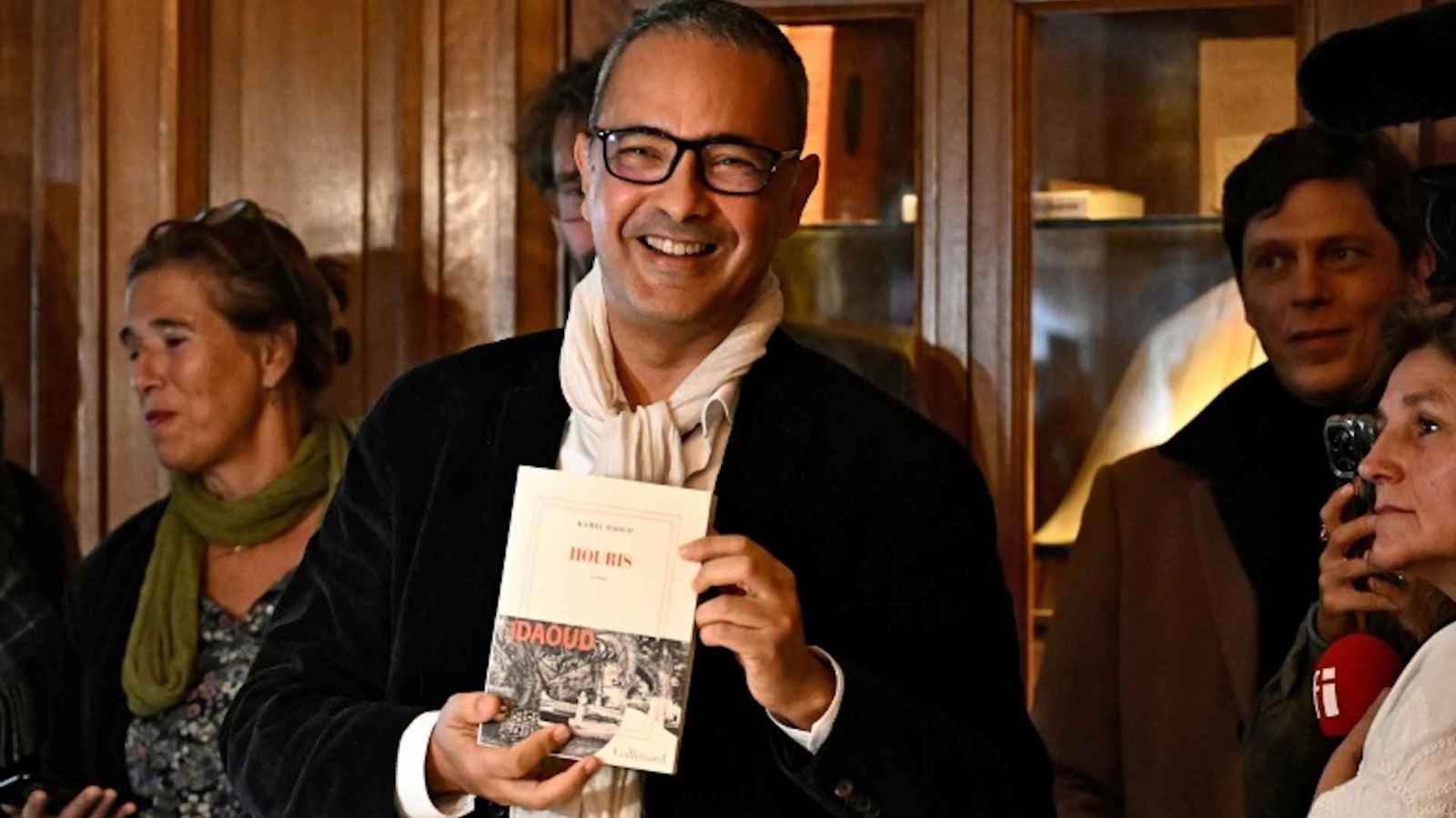 بعد شكوى بطلة "حوريات".. "ضحايا الإرهاب" في الجزائر يلاحقون كمال داود