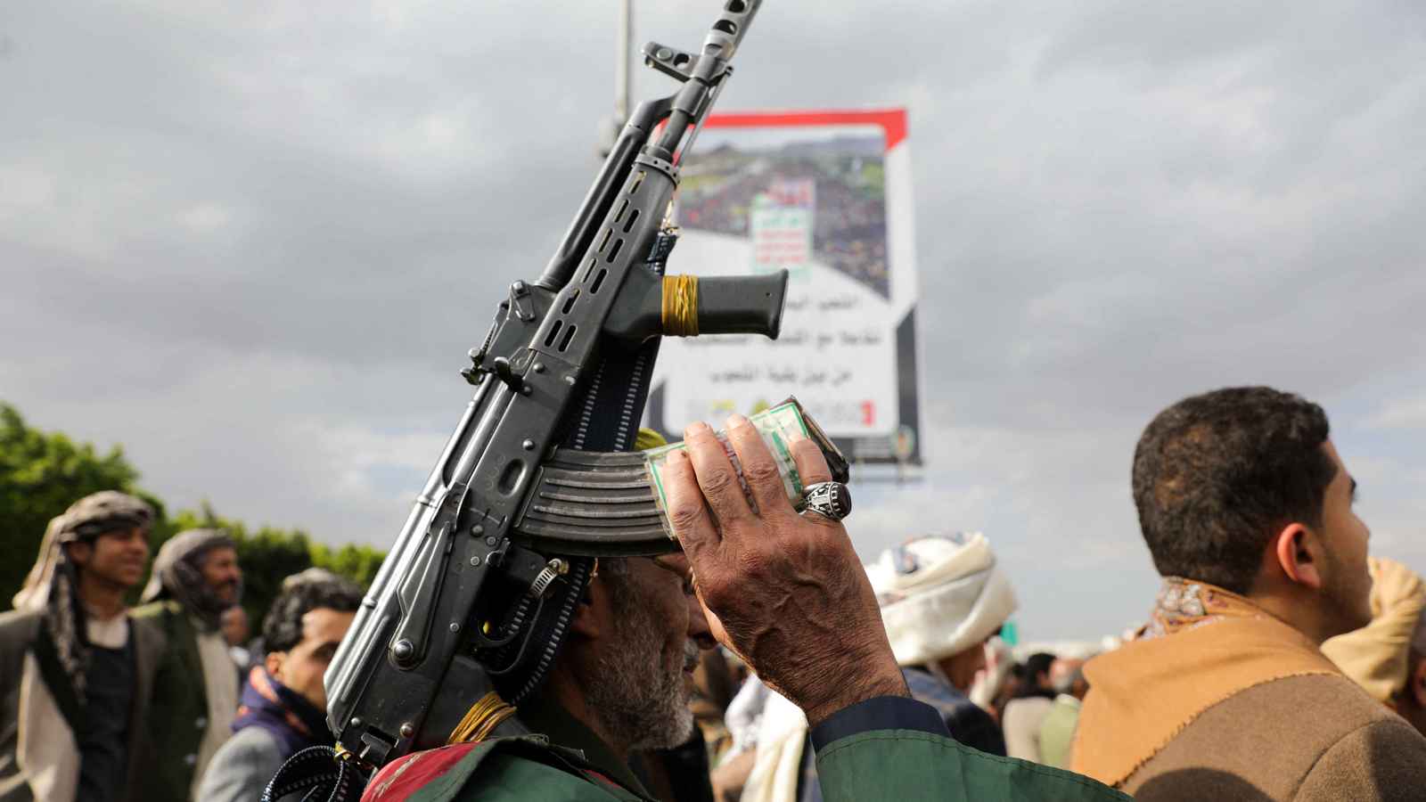 تزامنا مع غارات أمريكية.. الحوثيون يقصفون "مناطق مدنية" في الحديدة