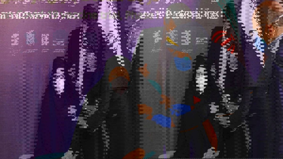 إيران تهدد موظفيها الرافضين لتلقي لقاح كورونا بـ"عقوبات وغرامات"