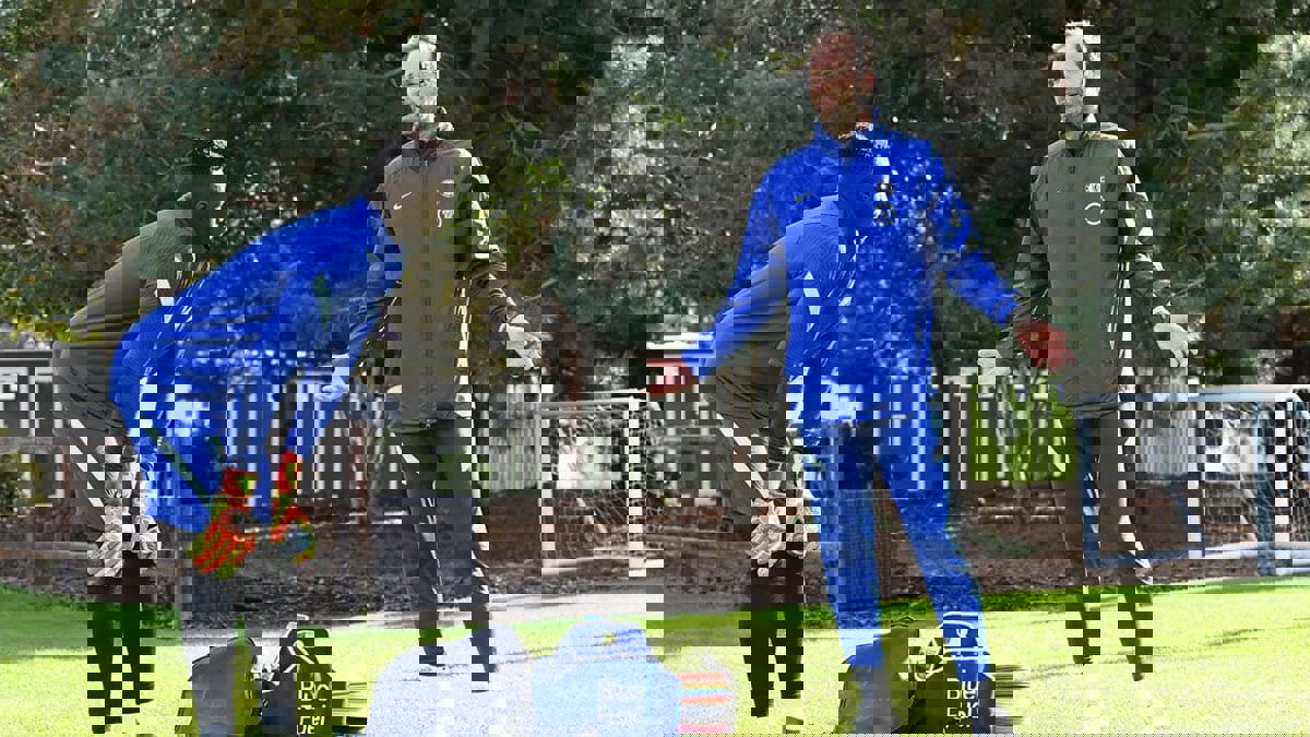 تشيلسي يضم بيتر تشيك كحارس طوارئ في قائمته بالدوري الإنجليزي