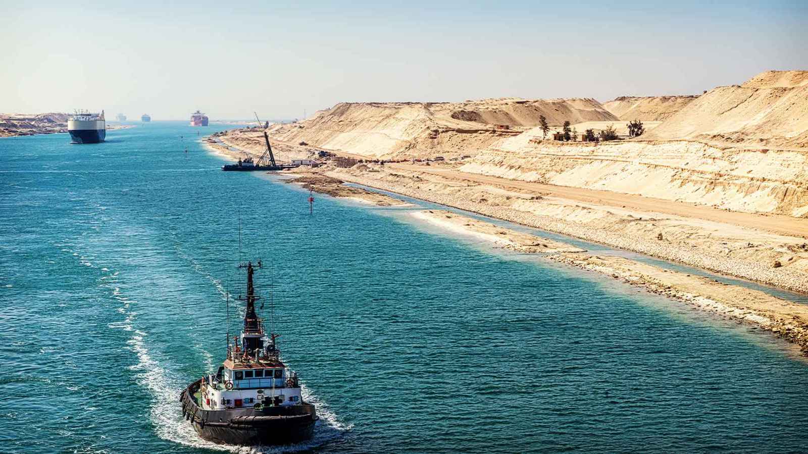 خلّف 4 قتلى.. تفاصيل غرق بارجة بحرية في خليج السويس بمصر