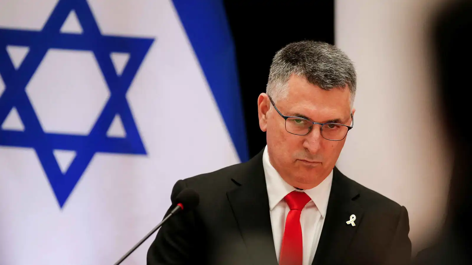 "حادثة مخزية".. ساعر يندد بتدنيس جندي إسرائيلي لتمثال المسيح في لبنان