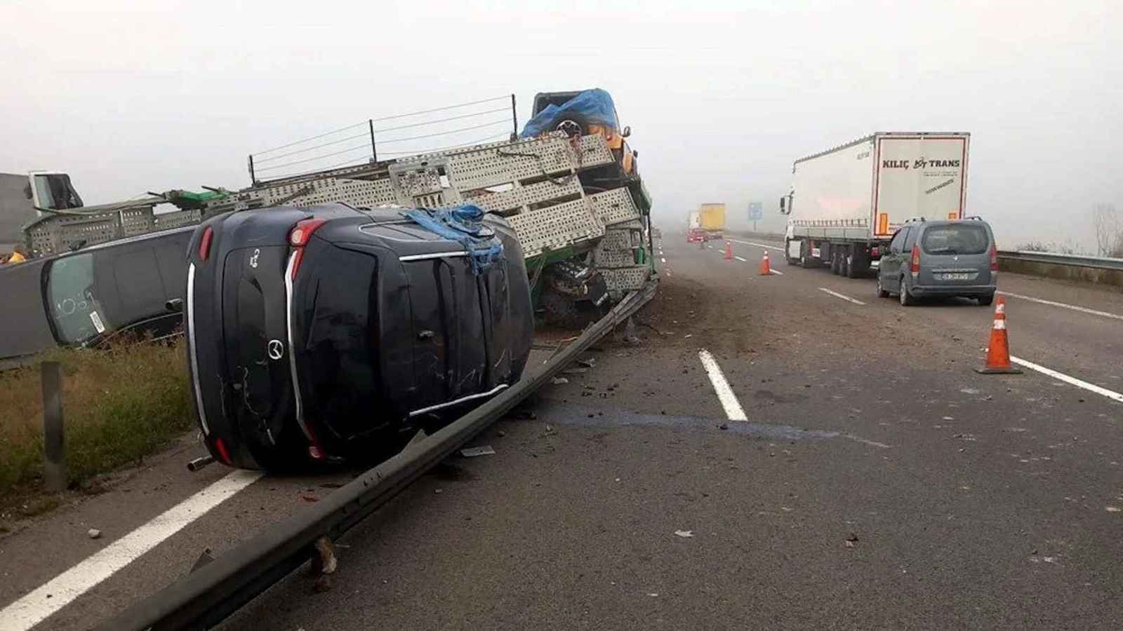 تركيا.. سيارات فارهة تتطاير على طريق سريع بسبب شاحنة نقل (صور)