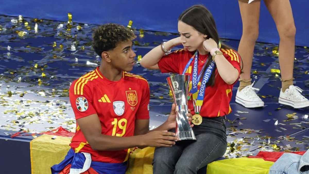 إنها خائنة.. مشجع يحرج أليكس باديلا ولامين يامال (فيديو)