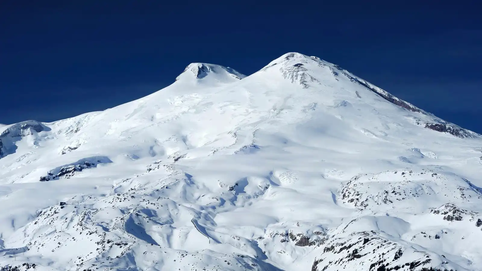 جبل "إلبروس" الروسي يشهد انهيارا جليديا هائلا (فيديو)