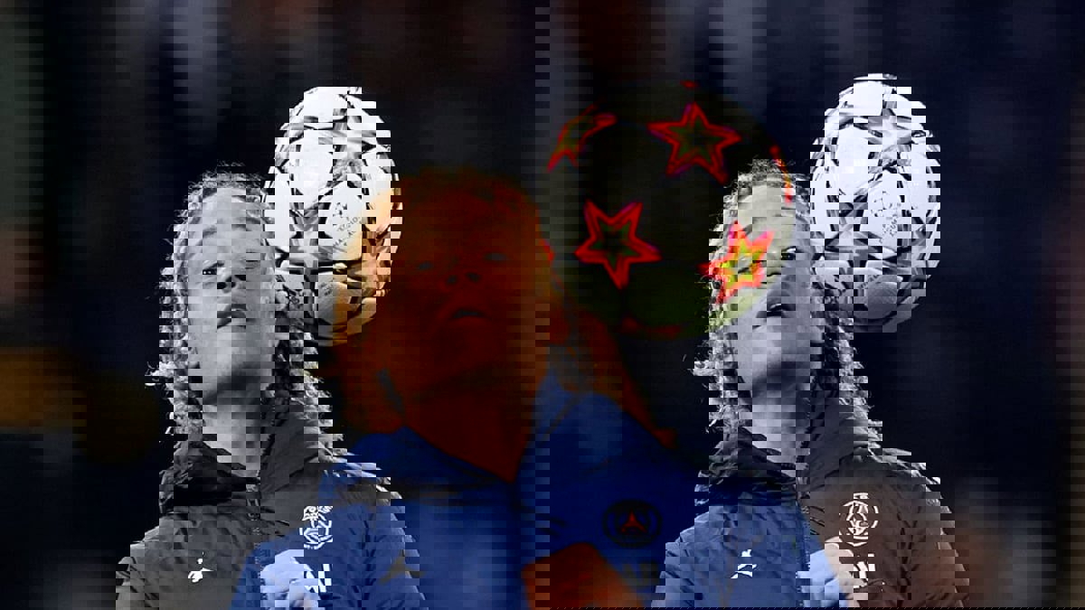 سبورت: باريس سان جيرمان سيفعل كل شيء لمنع عودة تشافي سيمونز إلى برشلونة