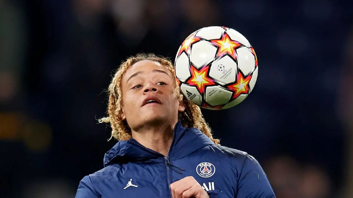 سبورت: باريس سان جيرمان سيفعل كل شيء لمنع عودة تشافي سيمونز إلى برشلونة