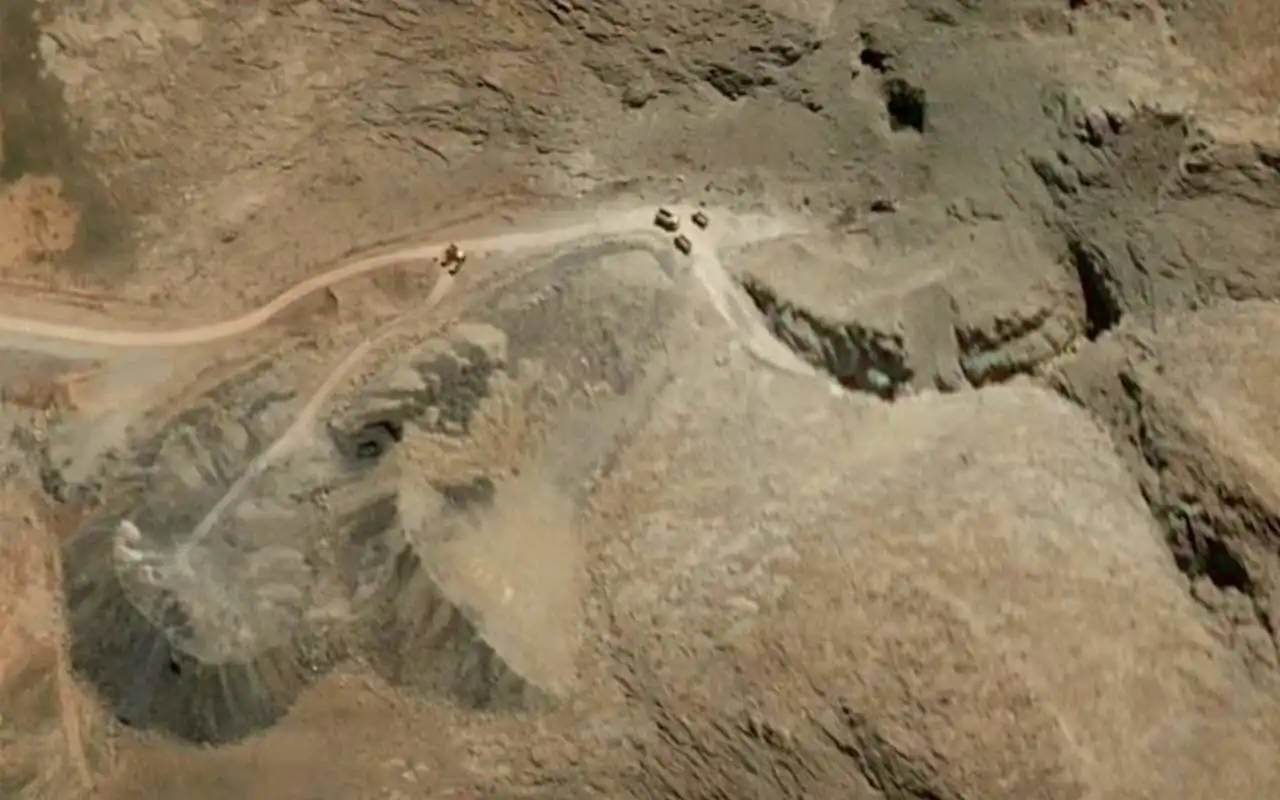 حطام يسد مدخل قاعدة صواريخ قرب الخمين