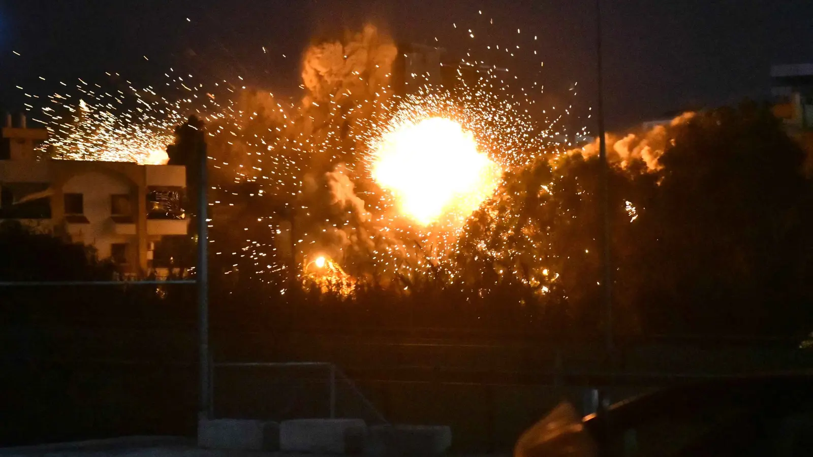 كاميرات مراقبة توثق لحظة "هجوم بيروت" (فيديو)