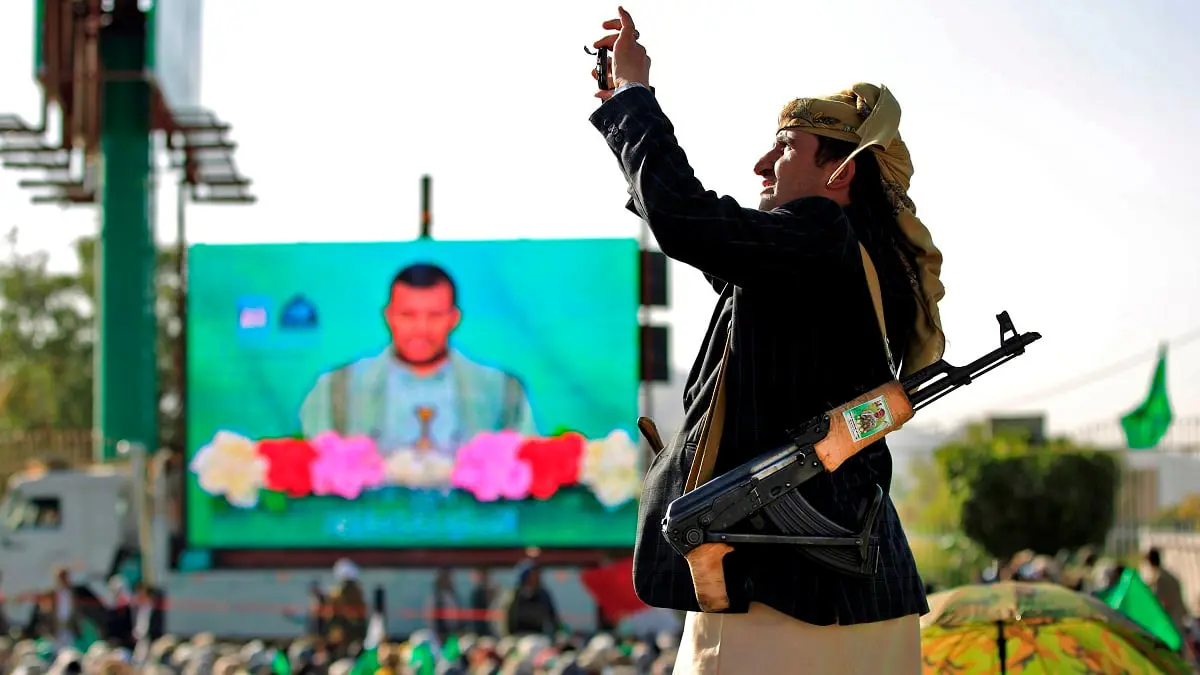 محكمة حوثية تجرم استخدام  تطبيق "واتساب" وتأمر بإزالته