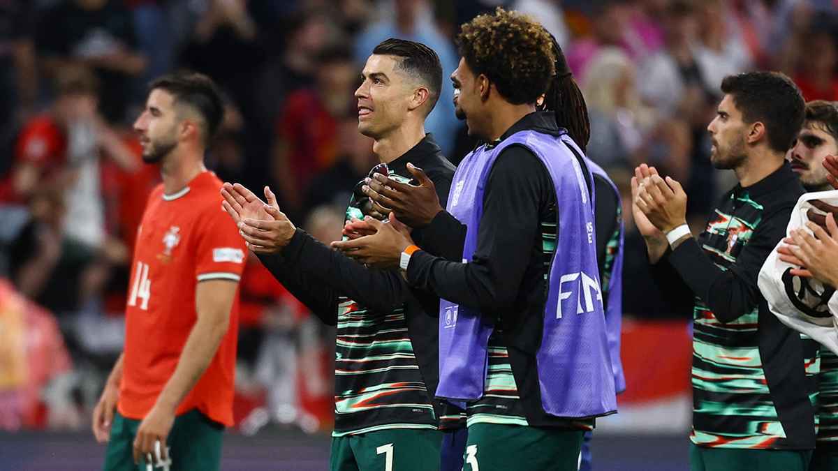 رد فعل مثير من رونالدو تجاه "منقذ" منتخب البرتغال (فيديو)