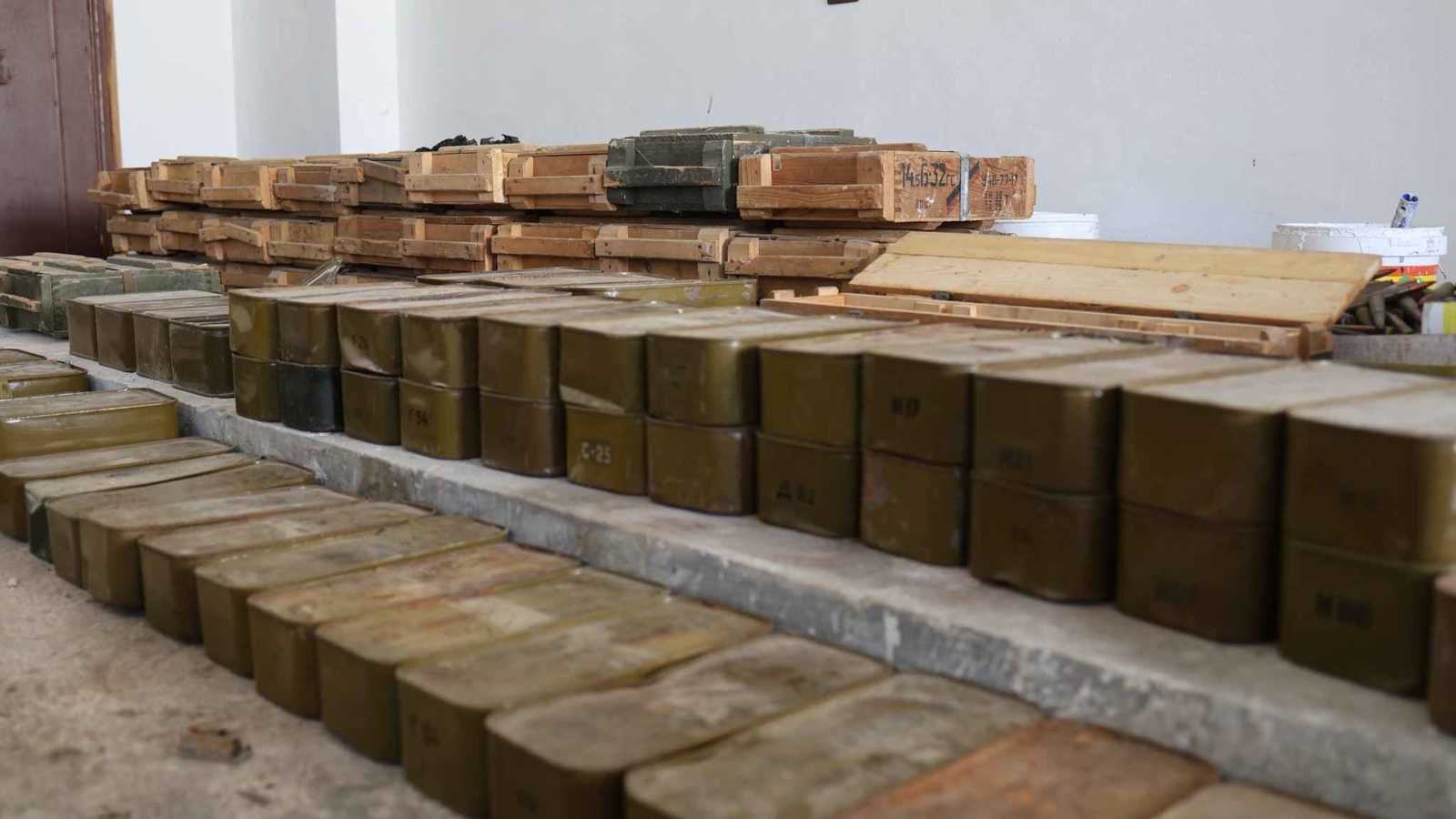 سُرقت من ثكنات الجيش السوري.. ضبط مستودع أسلحة كبير في ريف درعا (صور)