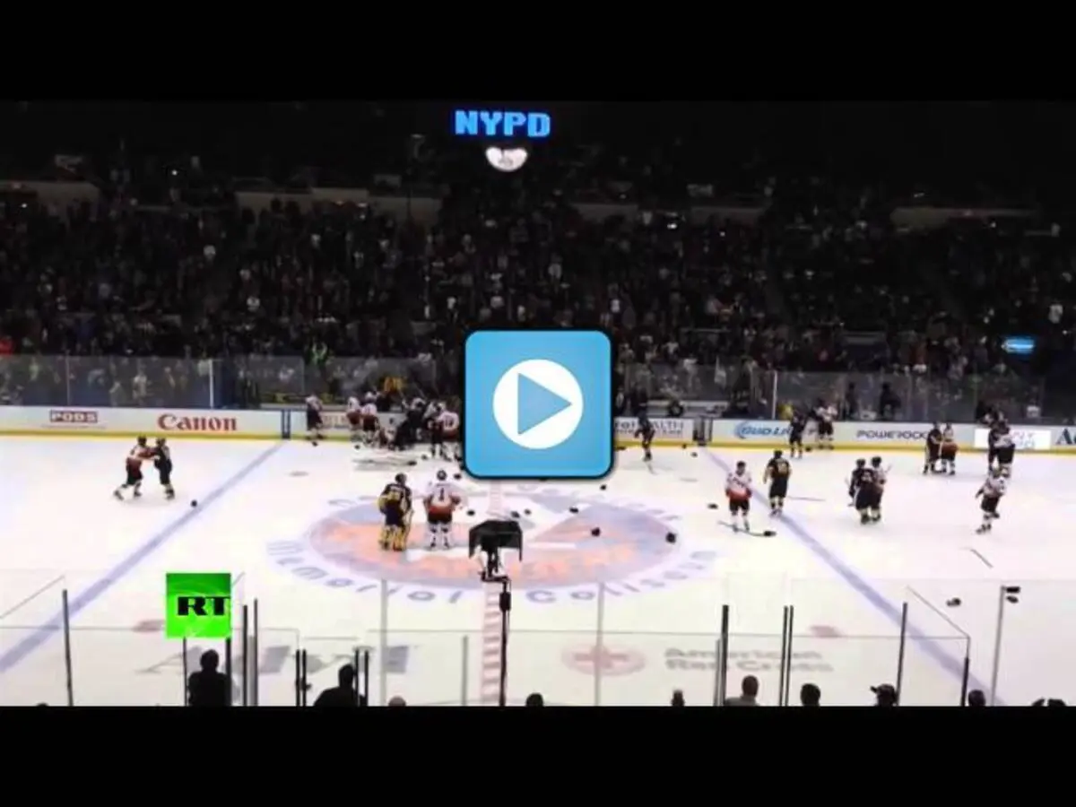 فيديو .. "معركة" بين لاعبي الهوكي