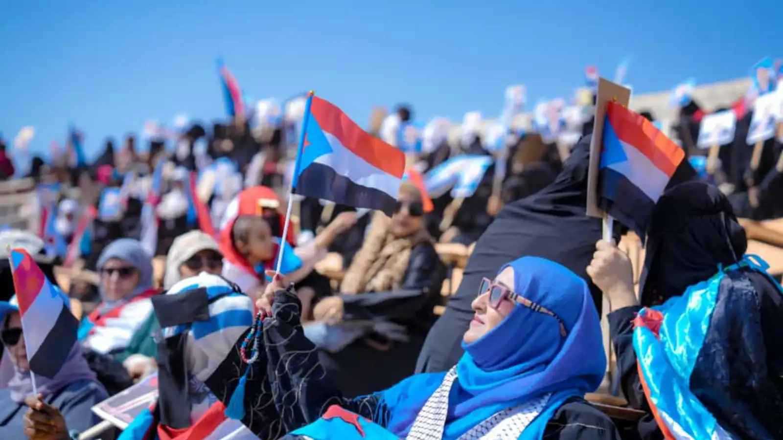 حشود جماهيرية تزحف من أبين نحو عدن لدعم خطوات "الانتقالي الجنوبي"