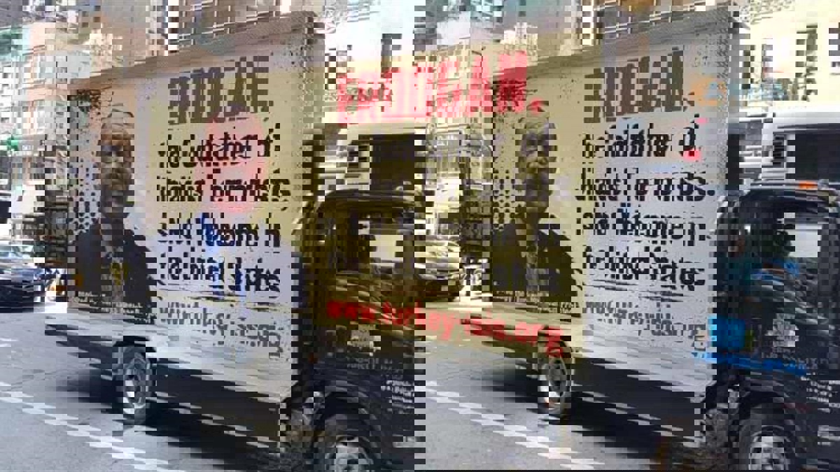 "أردوغان عرّاب الإرهابيين".. لوحة عملاقة تجوب شوارع نيويورك 