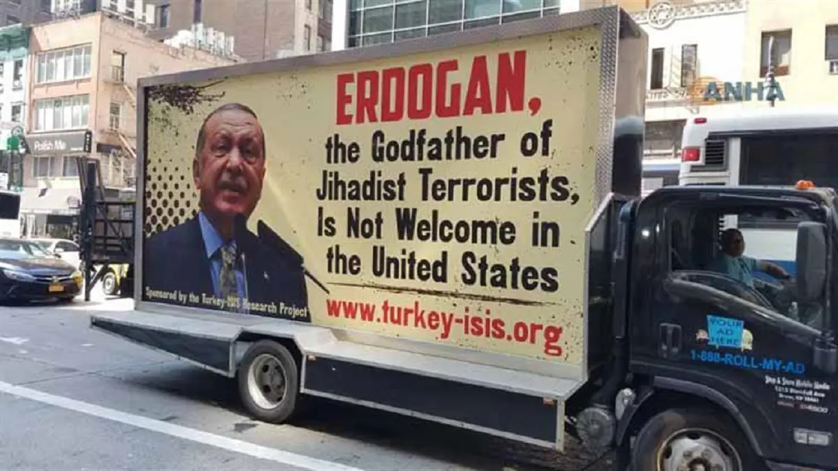 "أردوغان عرّاب الإرهابيين".. لوحة عملاقة تجوب شوارع نيويورك 
