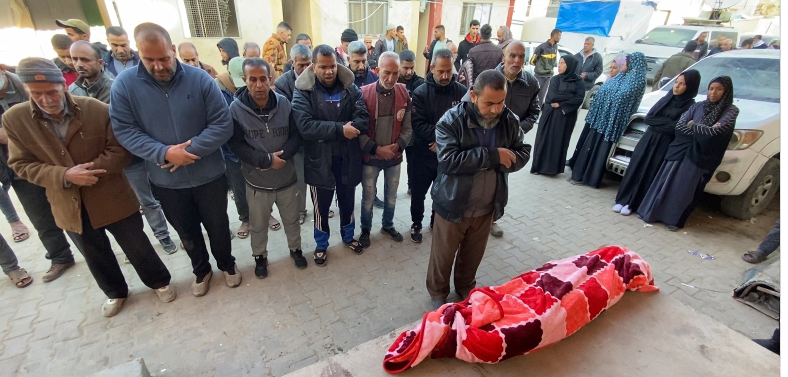 وفاة طفل في غزة إثر سقوطه بقدر للطعام (صور)