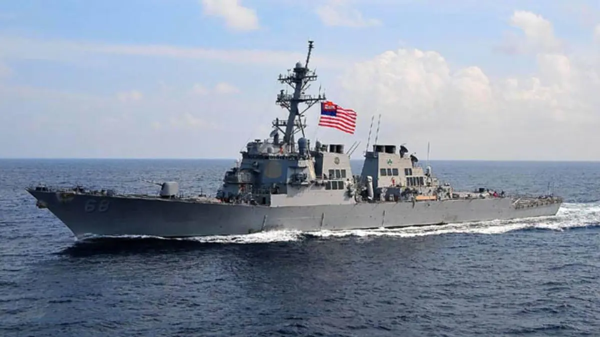 اعتبرتها السفيرة "رسالة سياسية".. بارجة عسكرية أمريكية ترسو بمرفأ بيروت