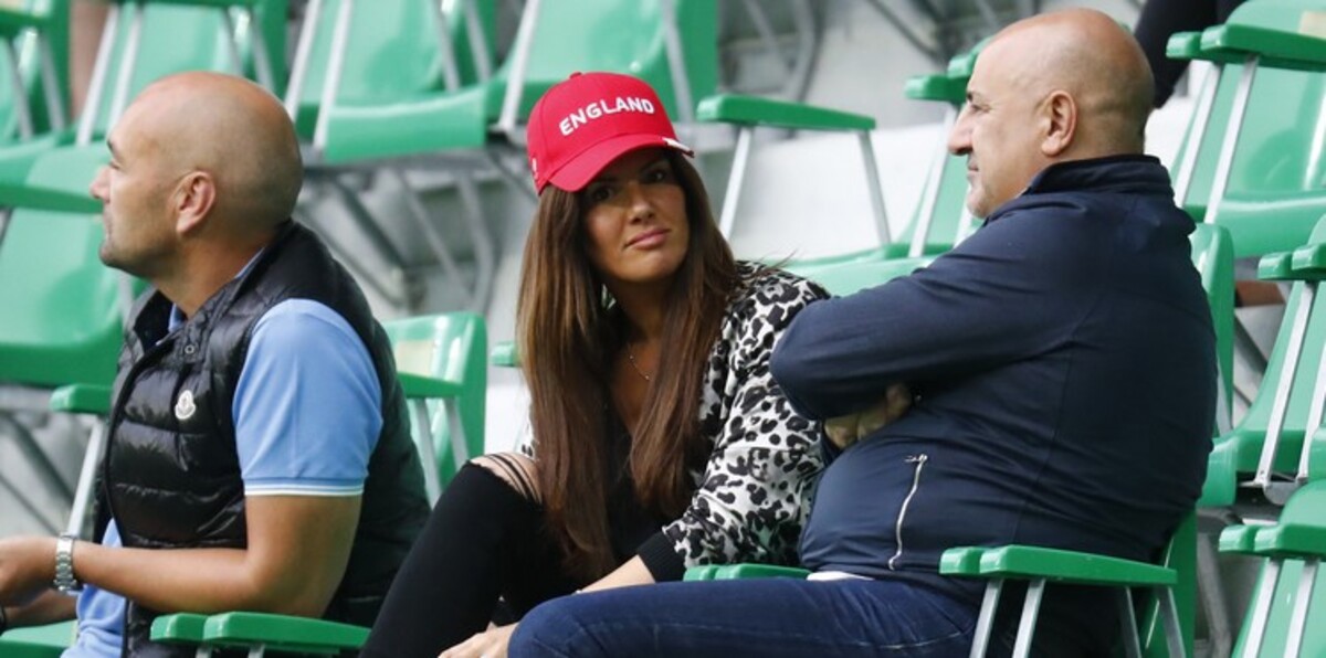 زوجة فاردي تطالب جماهير ليستر بالاعتذار