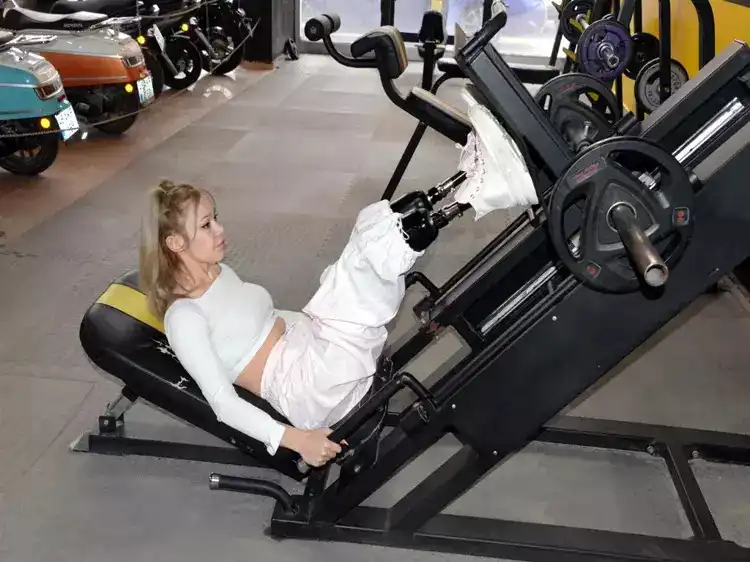 المدربة تمارس الرياضة في النادي بعد الحادث