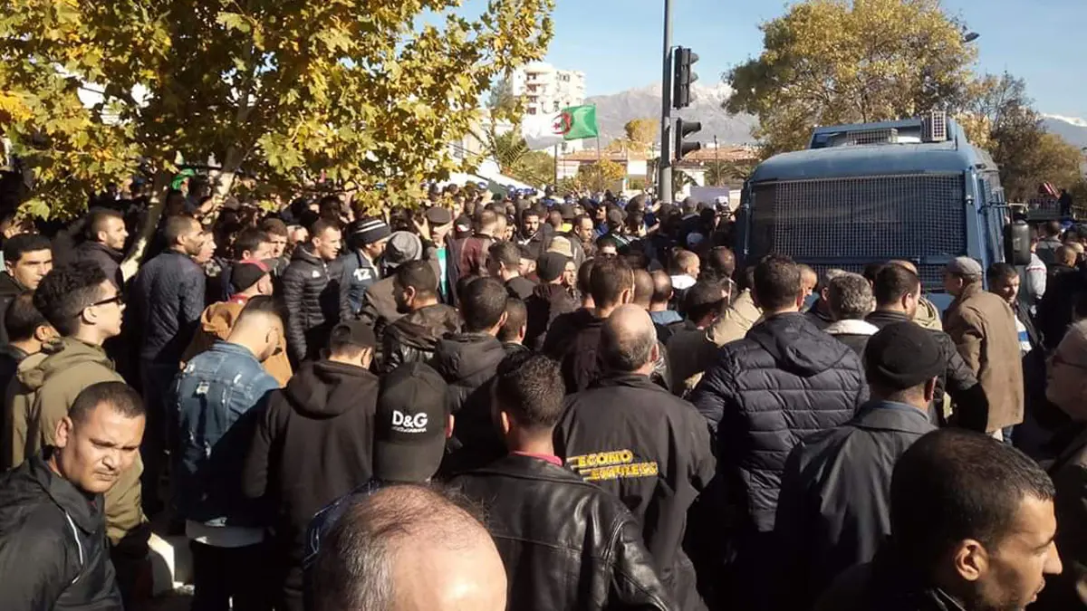 الجزائر.. إصابة 50 شخصًا إثر أعمال عنف خلال مهرجان انتخابي لعلي بن فليس (صور)