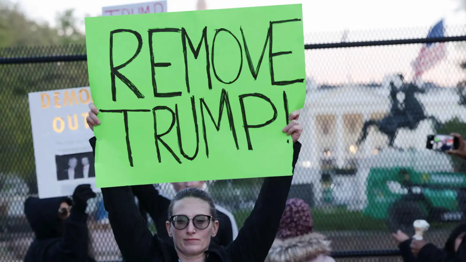 قبيل ساعات من نفاذ المهلة لإيران.. كيف دعا الديمقراطيون لعزل ترامب؟