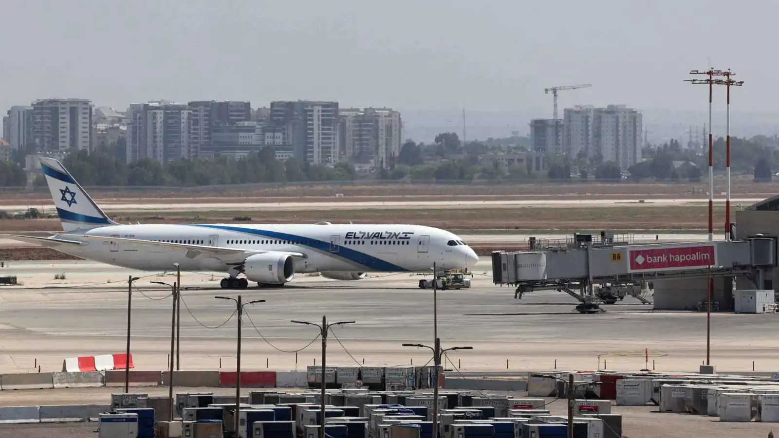 إلغاء رحلات في مطار بن غوريون.. إصابة طائرات إسرائيلية بشظايا صاروخ إيراني