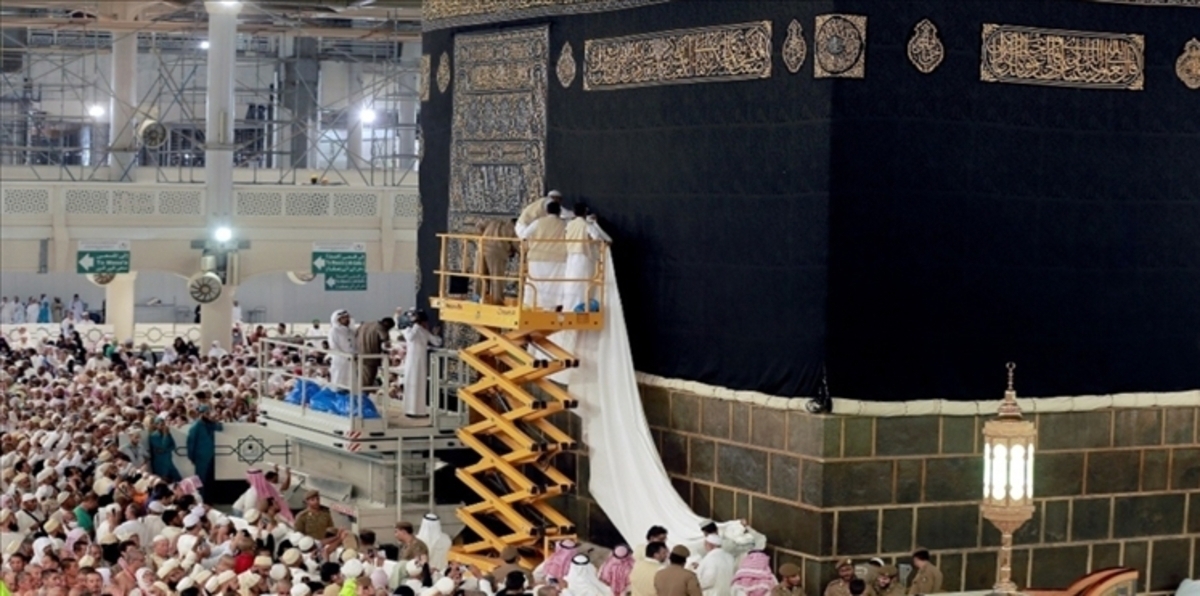 تغيير كسوة الكعبة مع بزوغ فجر يوم عرفات