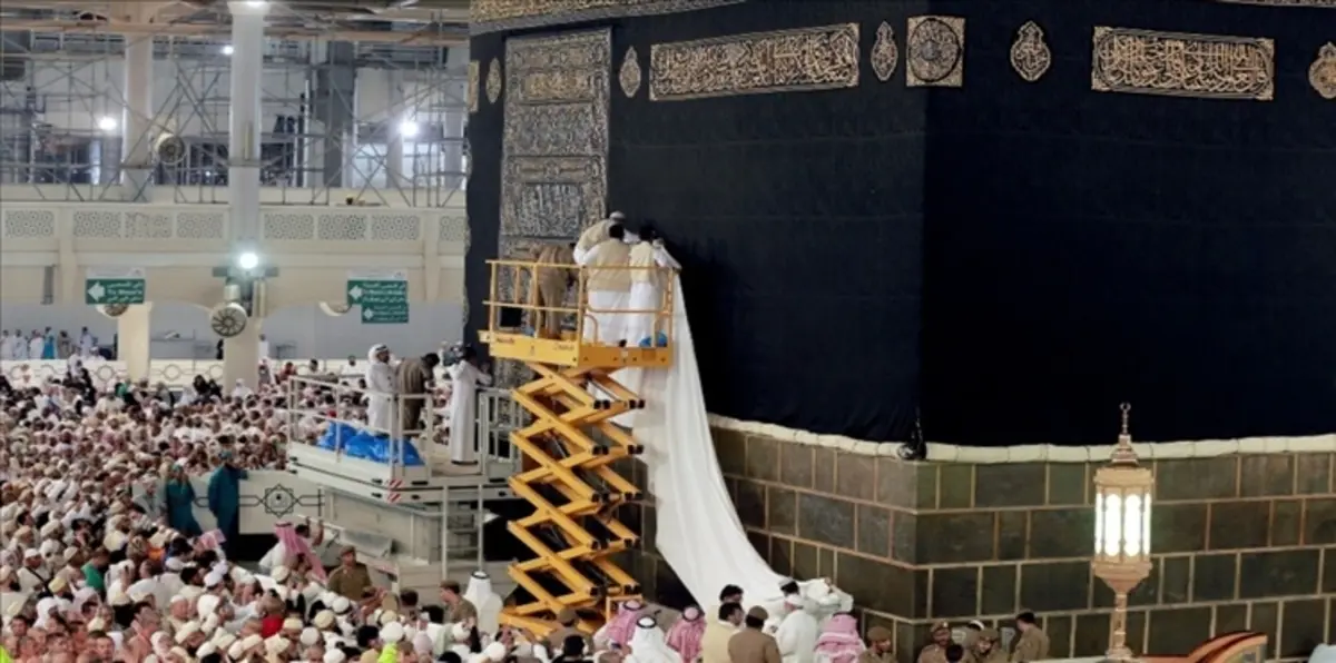 تغيير كسوة الكعبة مع بزوغ فجر يوم عرفات