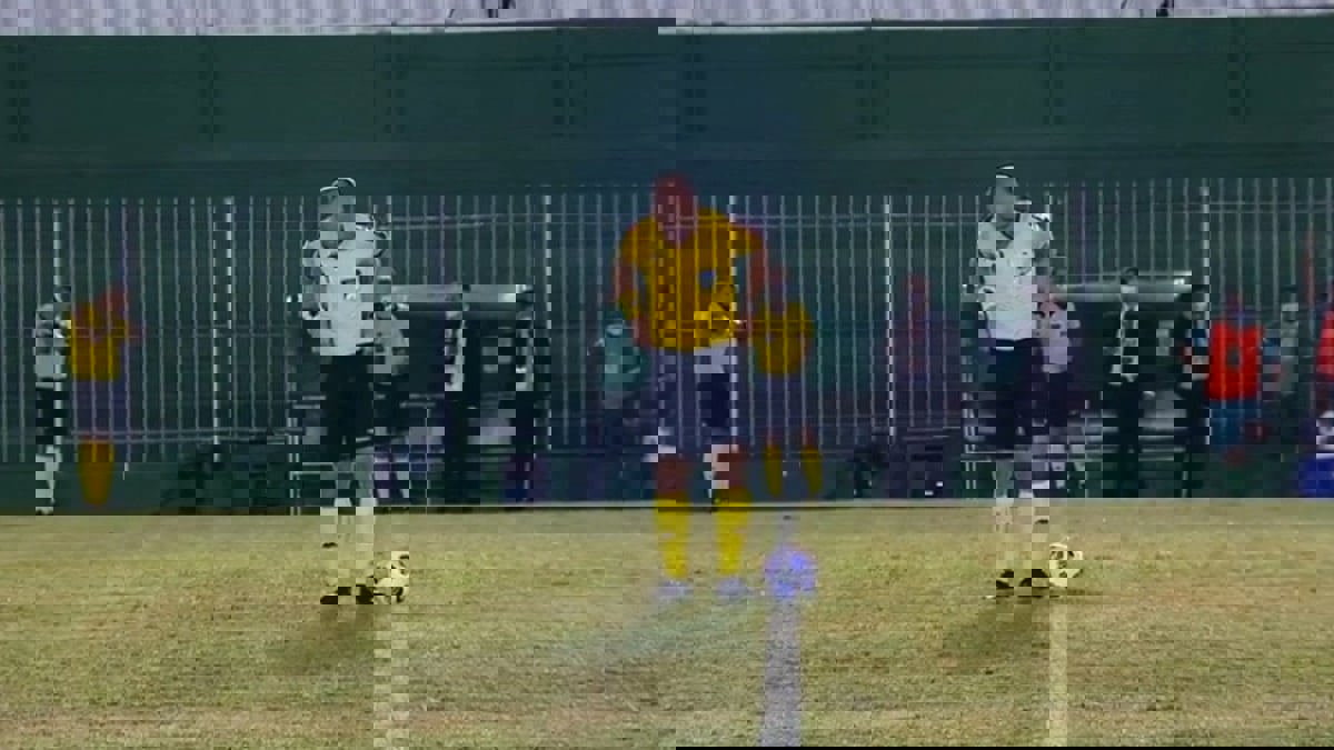 حكم يتبول "في سرواله" داخل الملعب قبل انطلاق مباراة في كأس البرازيل(فيديو)‎