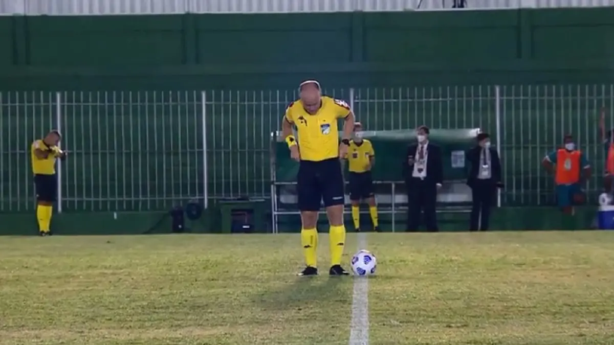 حكم يتبول "في سرواله" داخل الملعب قبل انطلاق مباراة في كأس البرازيل(فيديو)‎