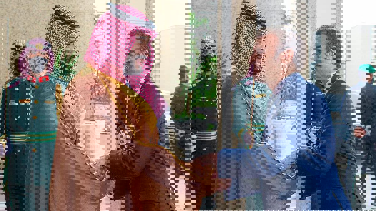 ماكرون يعلن عن مبادرة فرنسية سعودية لحل الأزمة بين الرياض وبيروت