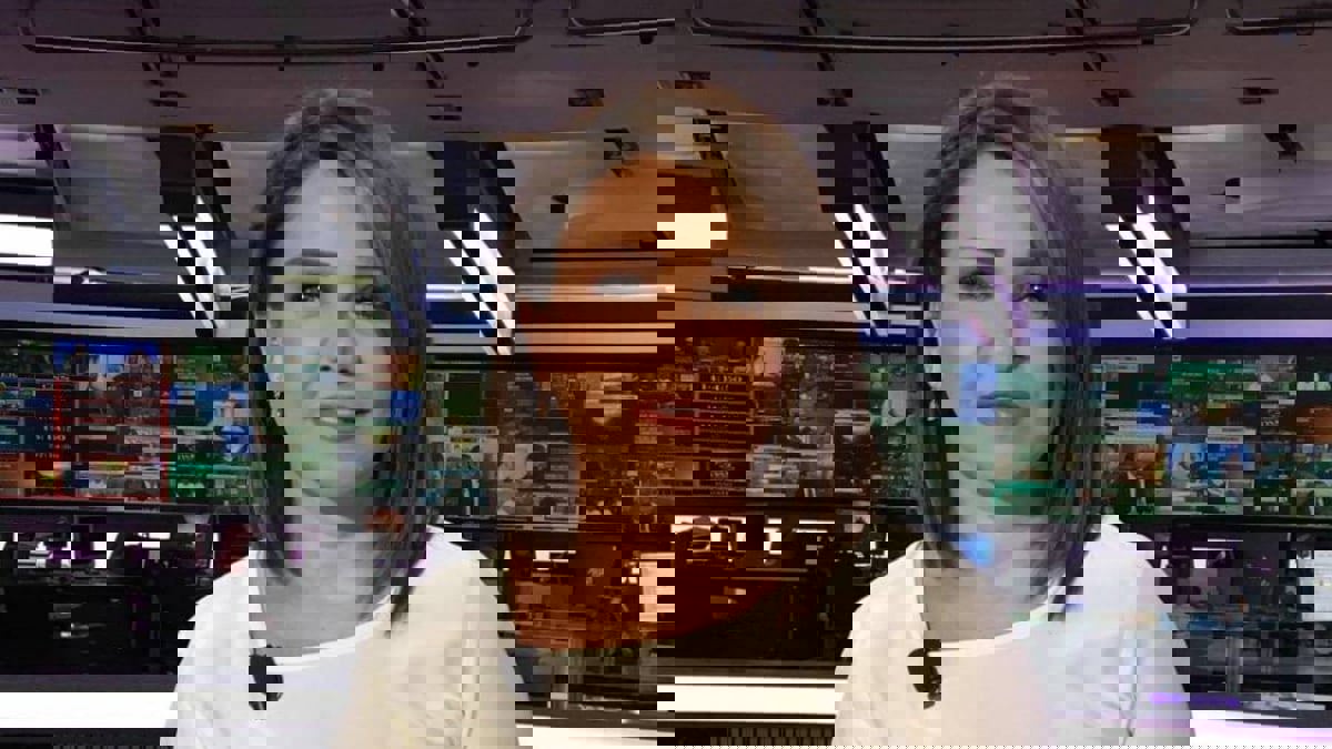 موقف طريف تتعرض له مذيعة العربية ميسون عزام بسبب زميلتها منتهى الرمحي‎ (فيديو)