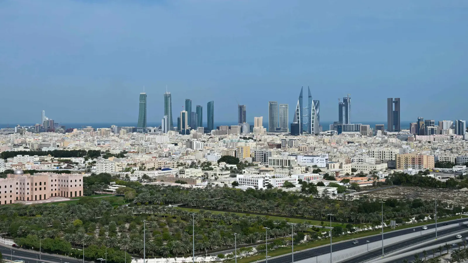 البحرين تدعو لتجنب سلوك الطرق الرئيسة إلّا "عند الضرورة"