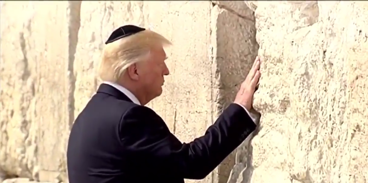 شاهد.. ترامب يصبح أول رئيس أمريكي يزور حائط البراق بالقدس الشريف