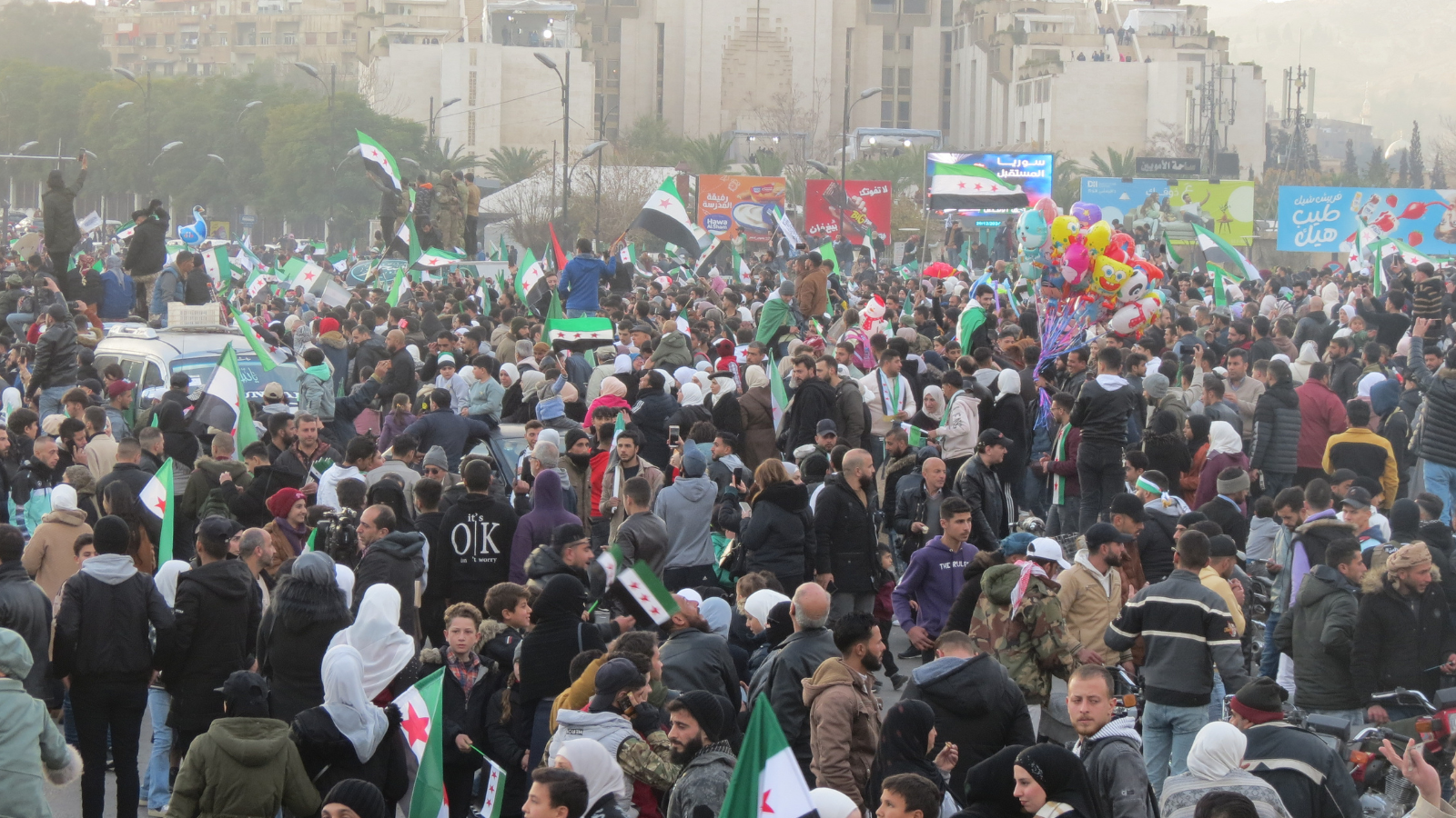 سوريا.. احتفالات ضخمة في ساحة الأمويين و"معارك" بمواقع التواصل (صور)