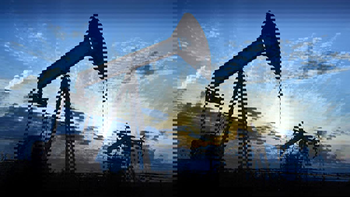 ارتفاع النفط بفضل انخفاض غير متوقع لمخزونات الخام الأمريكية وآمال تعافي الطلب