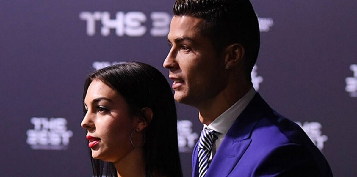 جورجينا رودريغز تعلن عن نفسها في حفل جوائز الفيفا (صور)