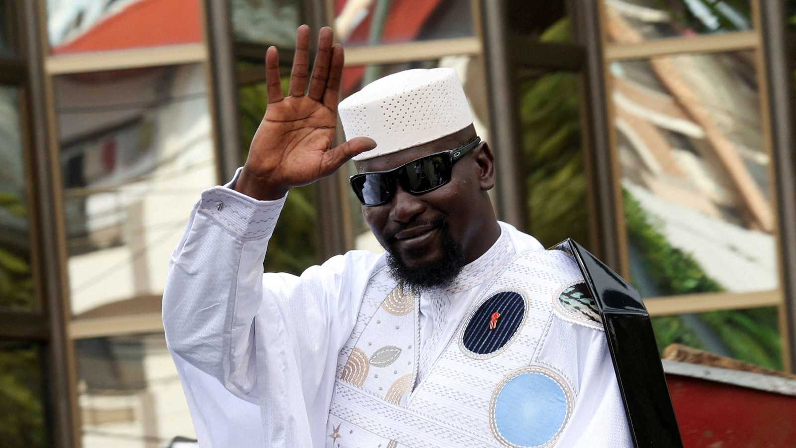 عسكري يسعى لشرعية انتخابية.. من هو قائد انقلاب غينيا مامادي دومبويا؟