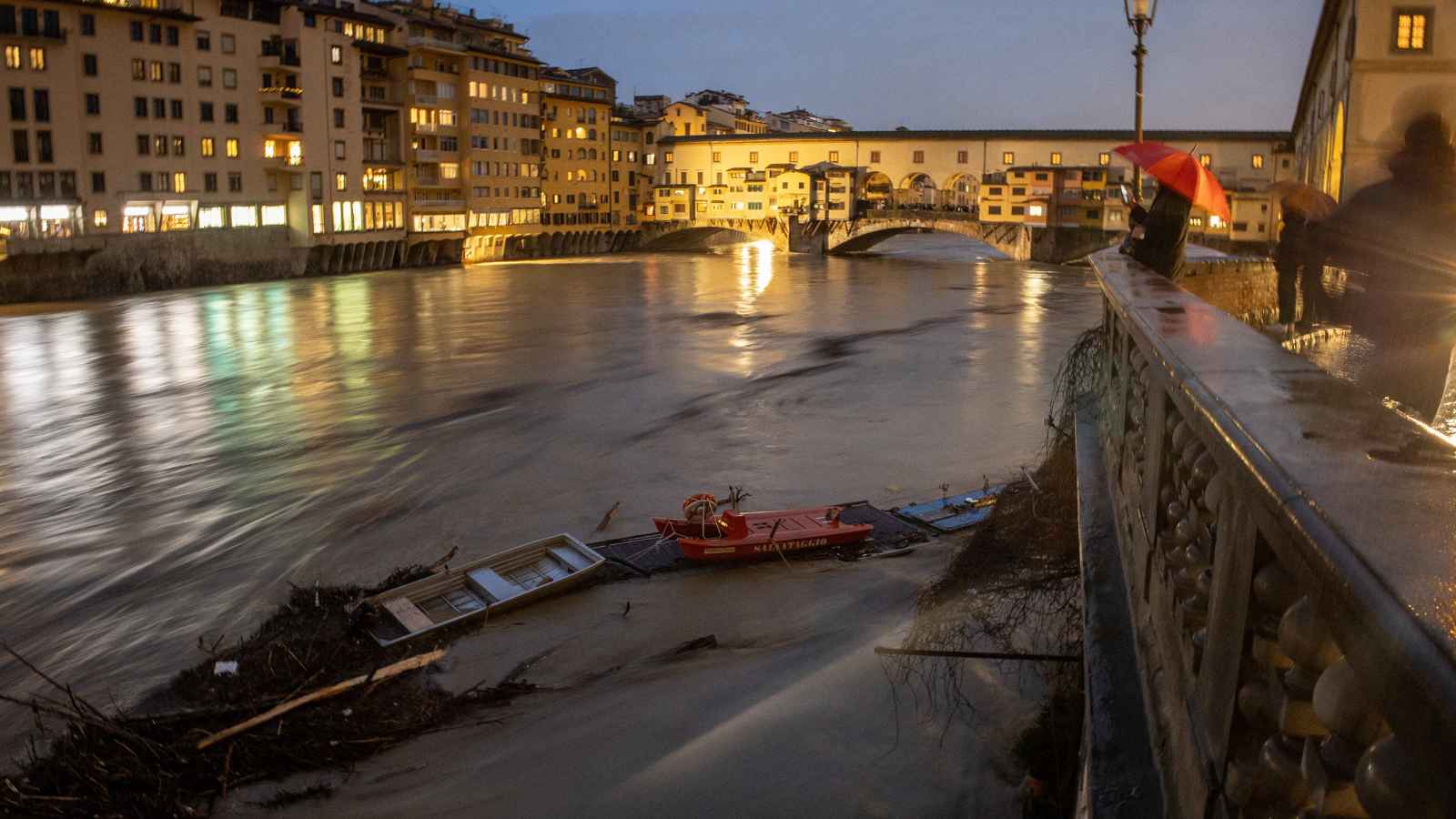بسبب الفيضانات.. إجلاء العشرات من سكان توسكانا الإيطالية