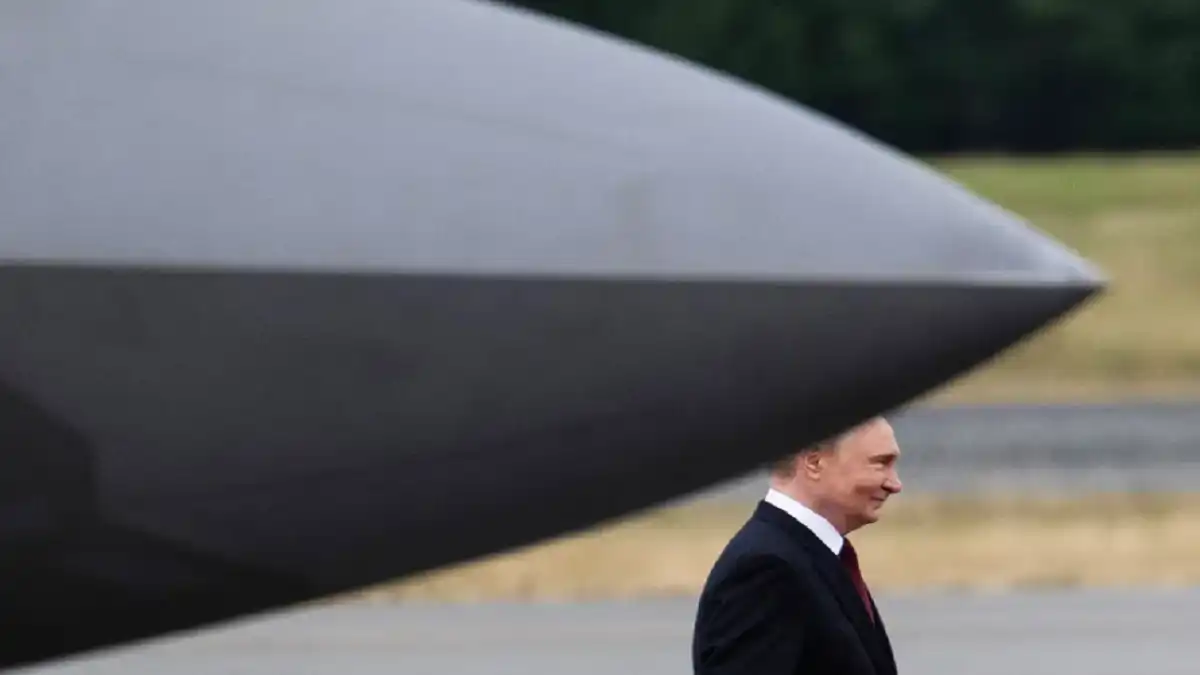 قاذفة B-2 فوق رأس بوتين.. رسالة ردع أمريكية في "قمة السلام"