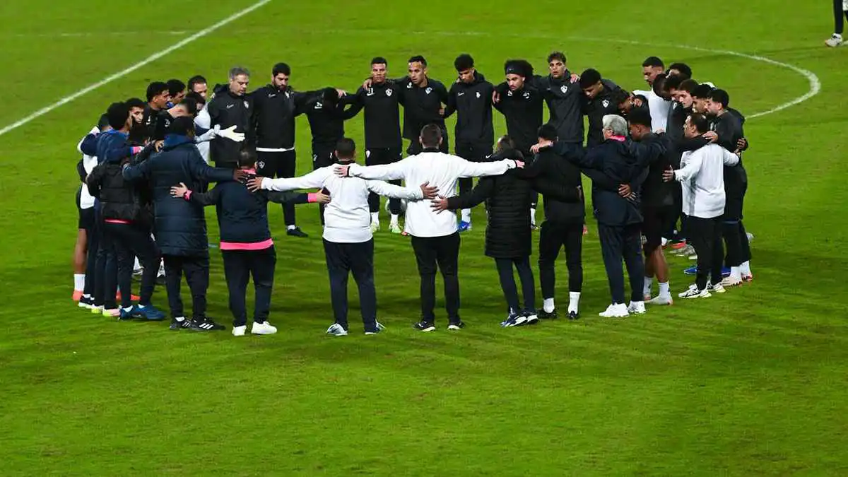 رغم موافقة الإدارة.. جون إدوارد يرفض رحيل مهاجم الزمالك