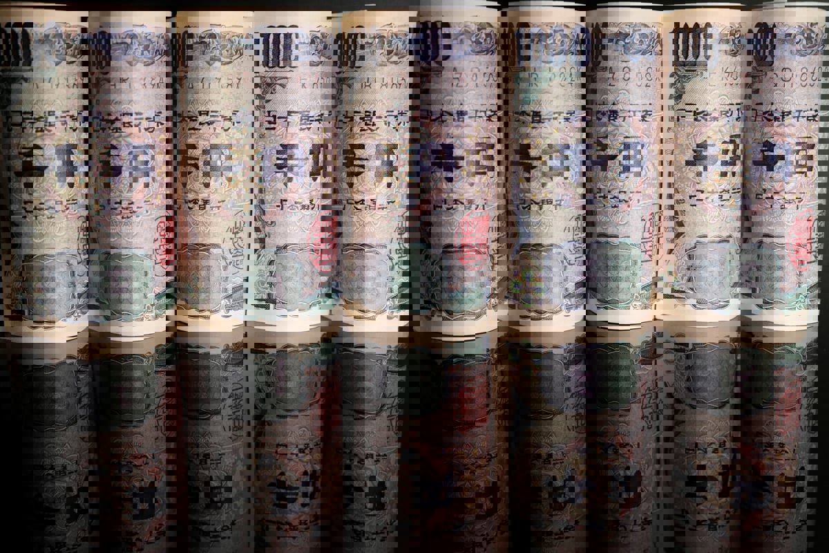 الين يهبط لأدنى مستوياته في 34 عاما واحتمالات تدخل المركزي تتزايد