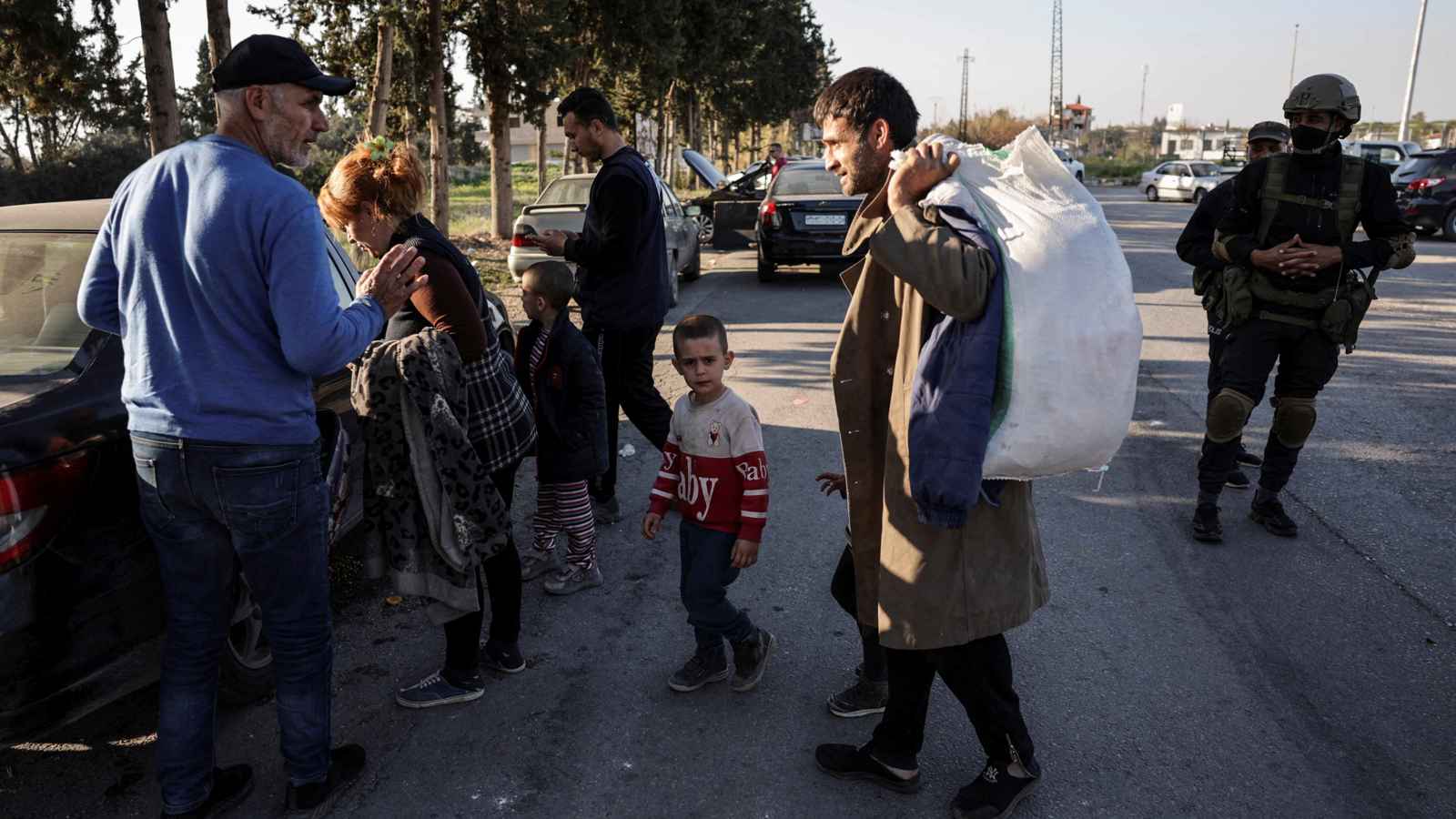 خاص- وسط حالات "ابتزاز".. وصول دفعة من اللاجئين في قاعدة حميميم إلى روسيا