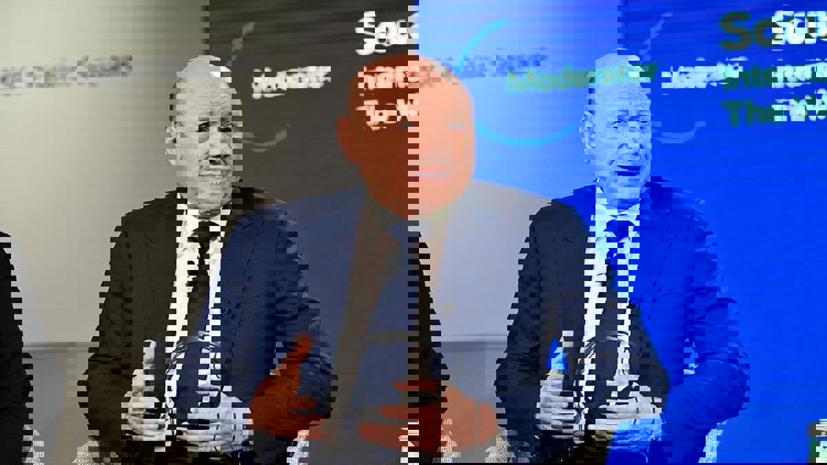 العليمي يبدي رغبة اليمن في المشاركة بتأمين الملاحة الدولية